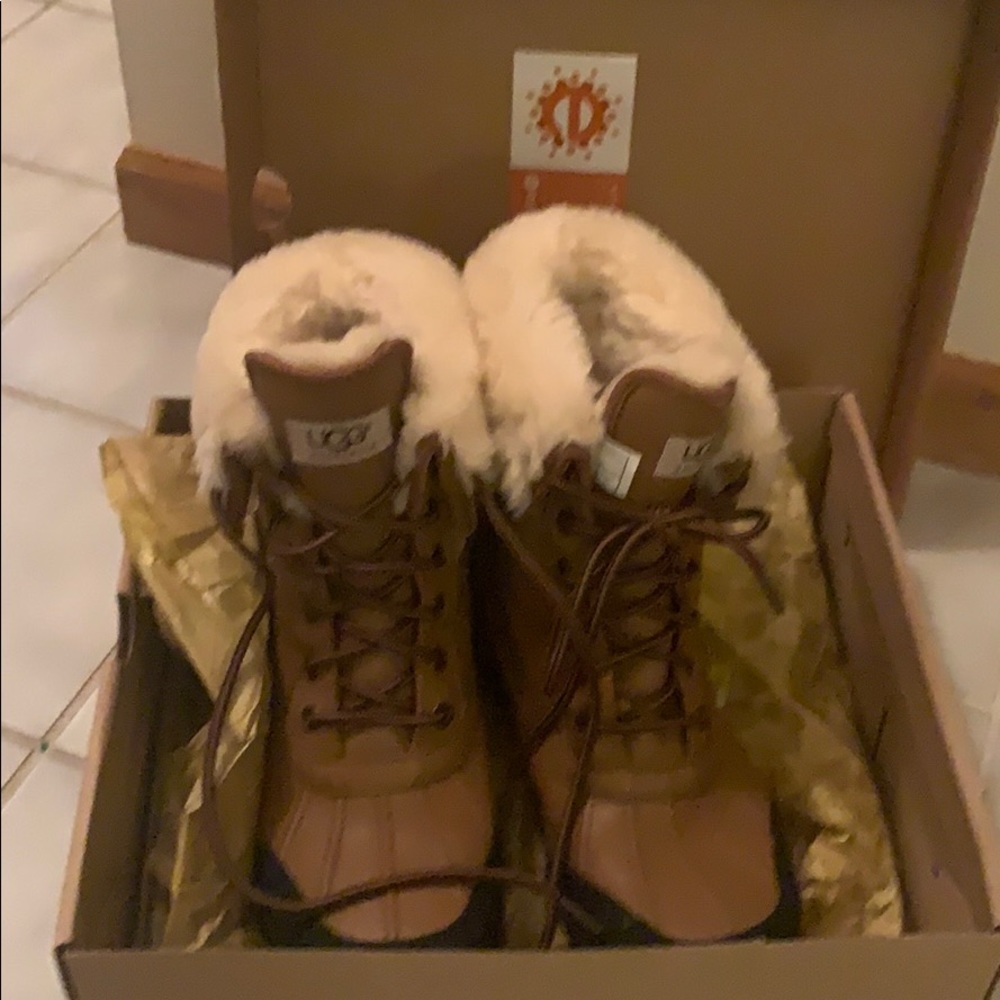 New Ugg size 8 Adirondack boots